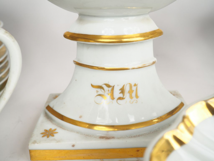 Partie de service de table XIXème en porcelaine de Paris à décor de mo