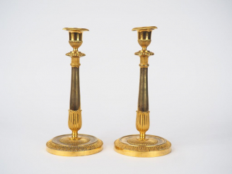 Vente aux enchères Paire de bougeoirs XIXème en bronze doré à décor de cannelures, de god