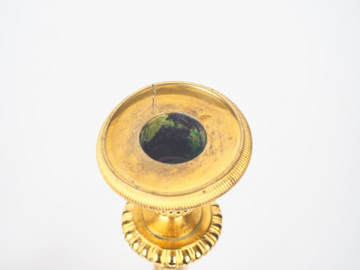 Paire de bougeoirs XIXème en bronze doré à décor de cannelures, de god