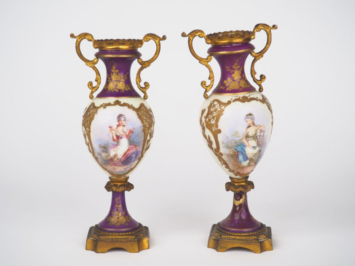 Paire de vases balustre de style Louis XVI en porcelaine polychrome, à