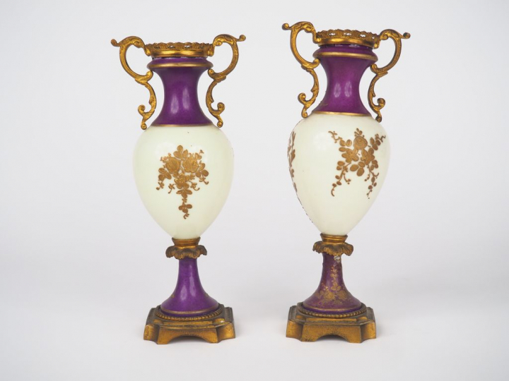 Paire de vases balustre de style Louis XVI en porcelaine polychrome, à