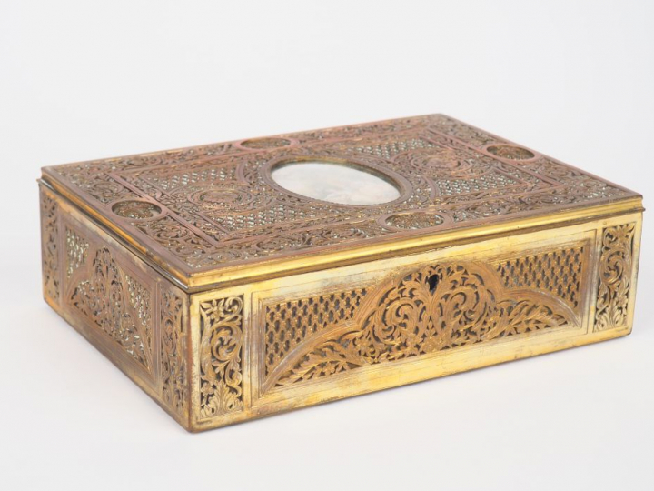 Coffret à bijoux Napoléon III de style Louis XVI en bronze et laiton à