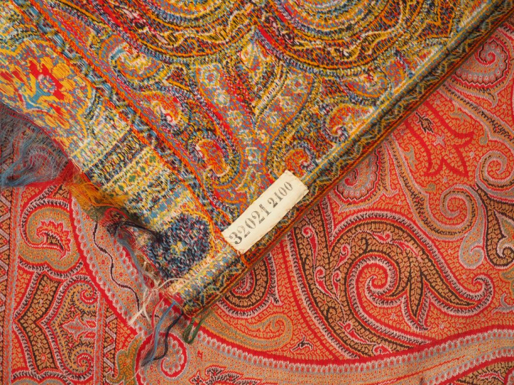 Grand châle XIXème en cachemire.  Dim. 180 x 180 cm