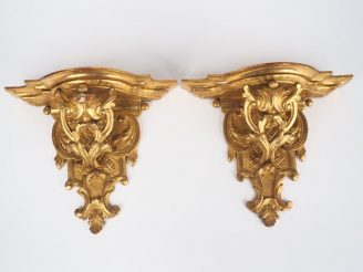 Vente aux enchères Paire de consoles d'applique en bois sculpté et doré à décor ajouré de