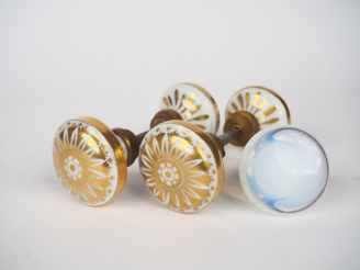 Vente aux enchères Paire de poignées de porte de style Empire en porcelaine blanche et do