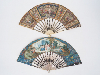 Vente aux enchères 2 différents éventails Louis XVI à feuilles pliées en nacre et os, à d