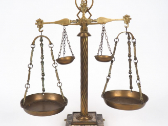 Vente aux enchères Balance d'apothicaire à deux fléaux en marbre et laiton, à décor de ma