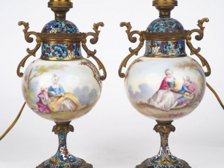 Vente aux enchères Paire de lampes XIXème de style Louis XVI en émaux cloisonnés et porce