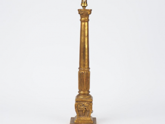 Vente aux enchères Colonne corinthienne en bois doré sur un piédestal (montée en lampe). 