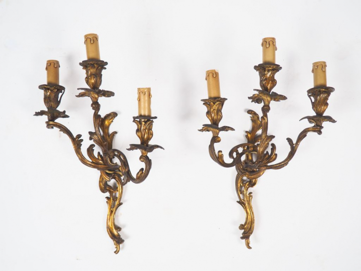 Paire d'appliques de style Rocaille, éclairant à trois lumières en bro