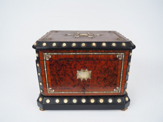 Vente aux enchères Cave à liqueur Napoléon III en marqueterie et incrustations de nacre à