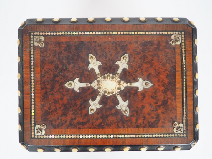 Cave à liqueur Napoléon III en marqueterie et incrustations de nacre à