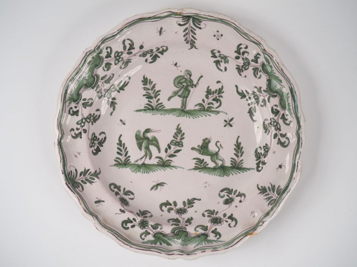 MOUSTIERS. Plat XVIIIème en faïence à décor en camaïeu vert de trois g