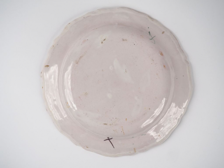 MOUSTIERS. Plat XVIIIème en faïence à décor en camaïeu vert de trois g