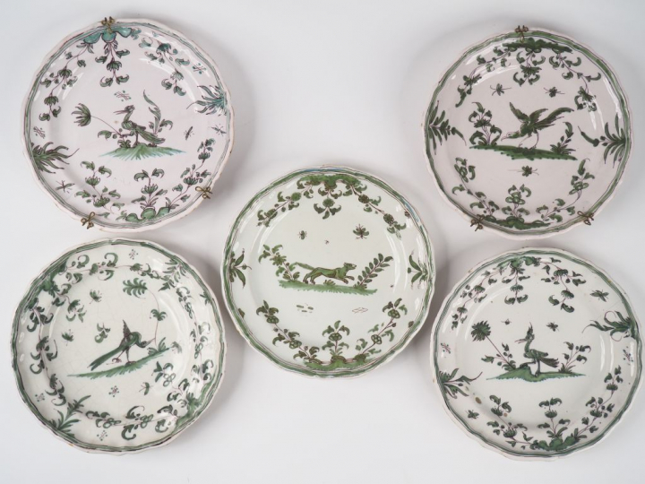 MOUSTIERS. Suite de 5 assiettes en faïence XVIIIème à décor en camaïeu
