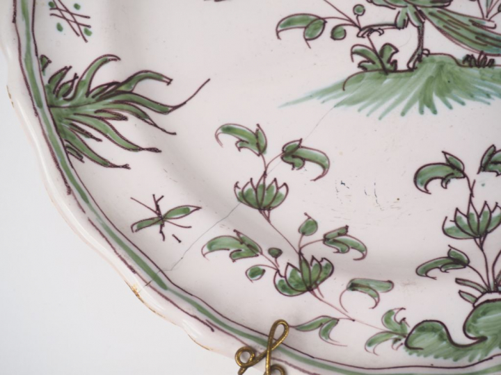 MOUSTIERS. Suite de 5 assiettes en faïence XVIIIème à décor en camaïeu