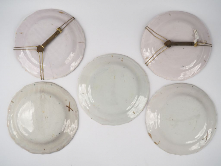 MOUSTIERS. Suite de 5 assiettes en faïence XVIIIème à décor en camaïeu