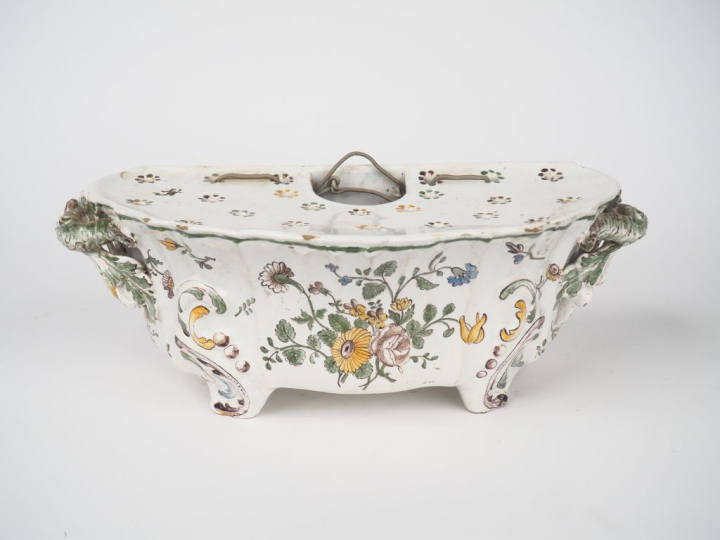 Grande bouquetière XVIIIème en faïence du sud de la France, à décor de