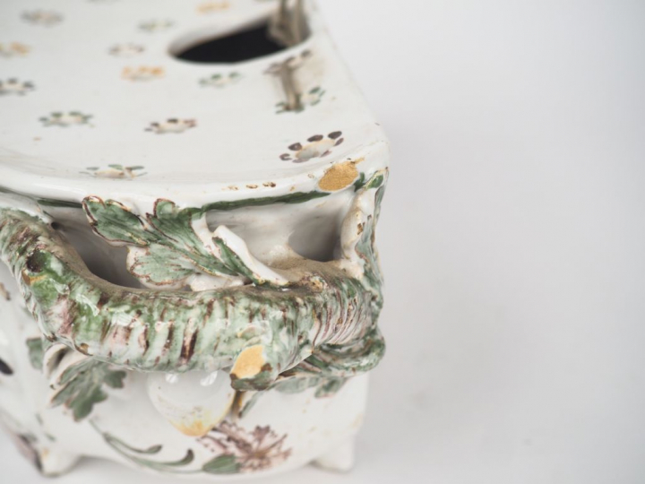 Grande bouquetière XVIIIème en faïence du sud de la France, à décor de