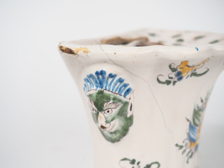 Bouquetière XVIIIème en faïence de Moustiers, décor aux drapeaux.  Dim