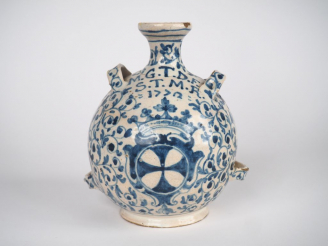 Vente aux enchères Bouteille à anses XVIIIème en faïence italienne à décor en camaïeu de 