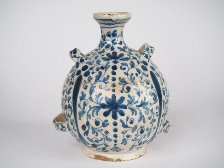 Bouteille à anses XVIIIème en faïence italienne à décor en camaïeu de 