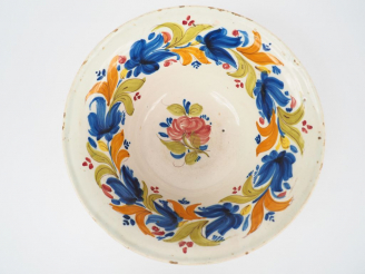 Vente aux enchères Grande coupe sur talon début XIXème en faïence à décor de fleurs polyc