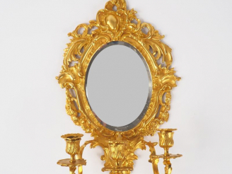 Vente aux enchères Miroir d'applique de style Louis XV en bronze doré à décor de rocaille