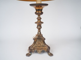 Vente aux enchères Grand pique cierge de style Louis XIV en bronze argenté à décor d'ange