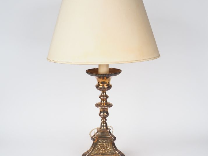 Grand pique cierge de style Louis XIV en bronze argenté à décor d'ange