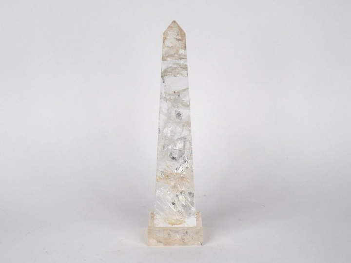 Obélisque en verre ou cristal. H.30 cm.
