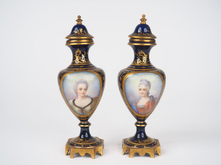 Paire de vases couverts Napoléon III en porcelaine de style Louis XVI 