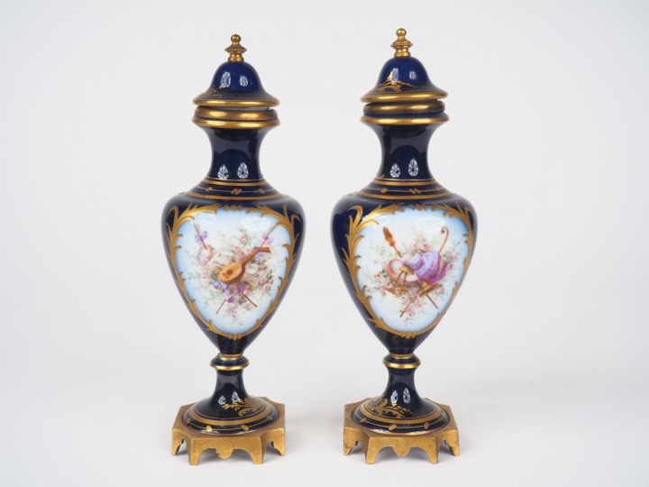 Paire de vases couverts Napoléon III en porcelaine de style Louis XVI 