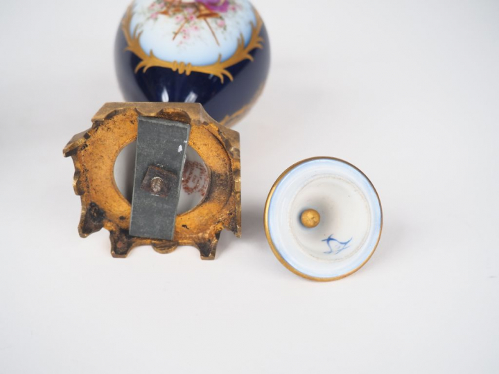 Paire de vases couverts Napoléon III en porcelaine de style Louis XVI 