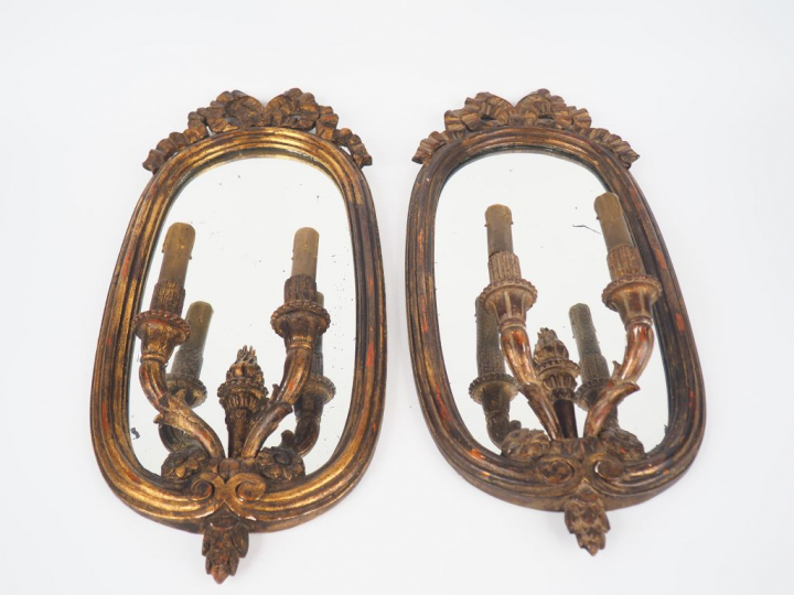 Paire de miroirs d'appliques de style Louis XVI en bois sculpté et dor