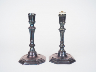 Vente aux enchères Paire de bougeoirs de style Louis XIII en bronze argenté. Dim. 20 x 11