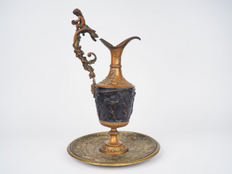 Vente aux enchères Aiguière et son présentoir fin XIXème - début XXème en bronze à double