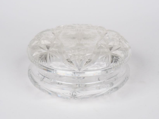 Vente aux enchères Boite couverte en cristal taillé. Dim. 8 x 16 cm.