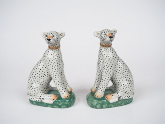 Vente aux enchères Paire de sujets en porcelaine polychrome, "panthères". Dim. 16,5 x 11 