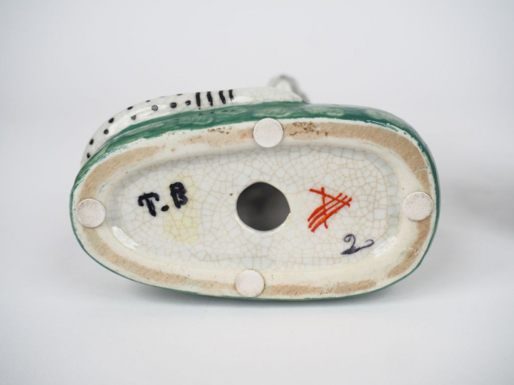 Paire de sujets en porcelaine polychrome, "panthères". Dim. 16,5 x 11 