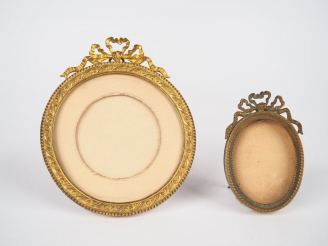 Vente aux enchères Deux différents cadre porte-photos de style Louis XVI en bronze et lai