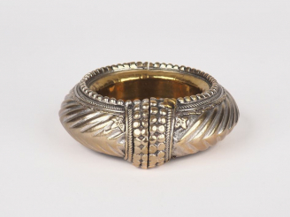 Vente aux enchères Vide-poche en bronze argenté et laiton à décor de côtes torses et de f