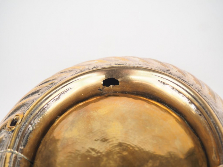 Vide-poche en bronze argenté et laiton à décor de côtes torses et de f