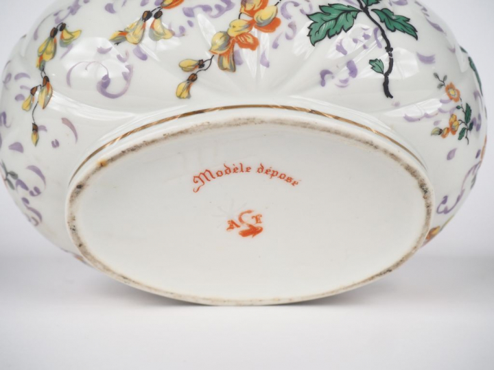 Pot couvert en porcelaine à décor de fleurs polychromes, en forme de c