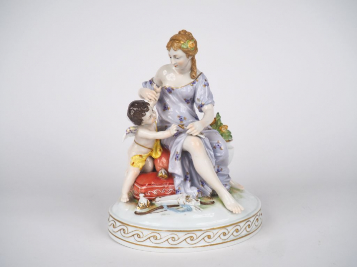 CAPODIMONTE. "Jeune fille et l'amour". Groupe en porcelaine polychrome