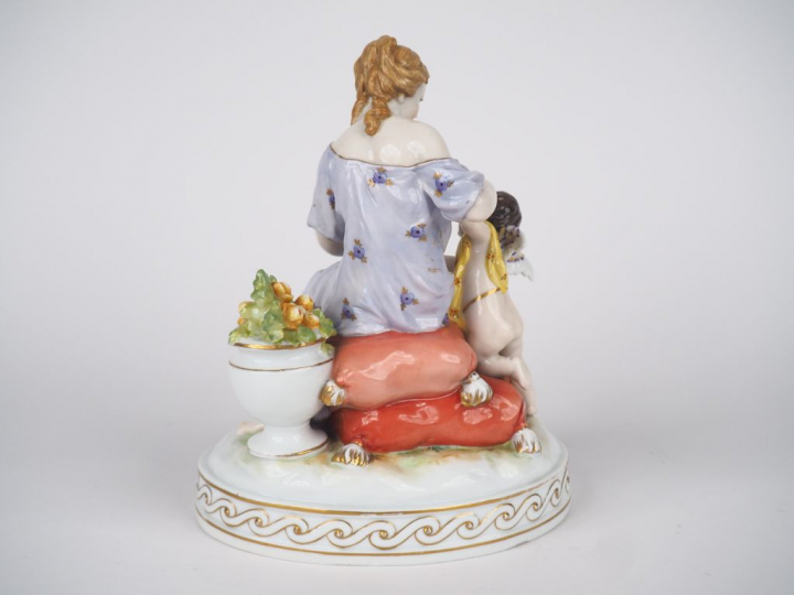 CAPODIMONTE. "Jeune fille et l'amour". Groupe en porcelaine polychrome