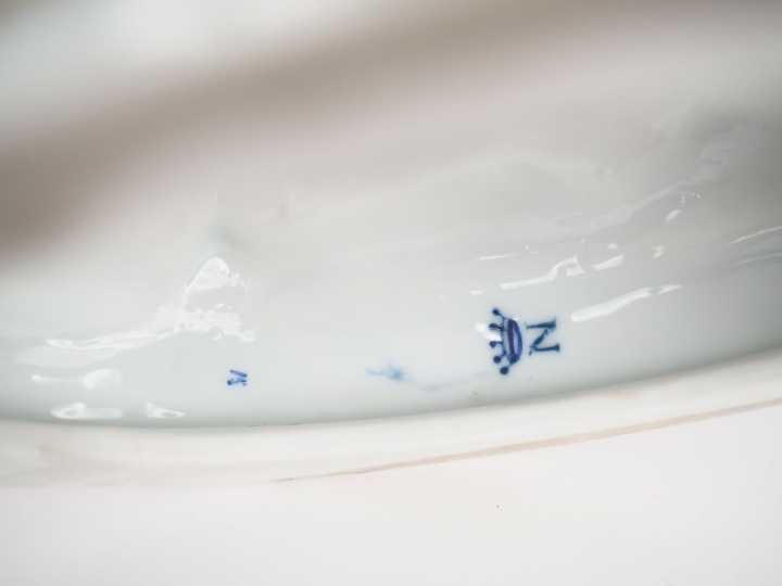 CAPODIMONTE. "Jeune fille et l'amour". Groupe en porcelaine polychrome