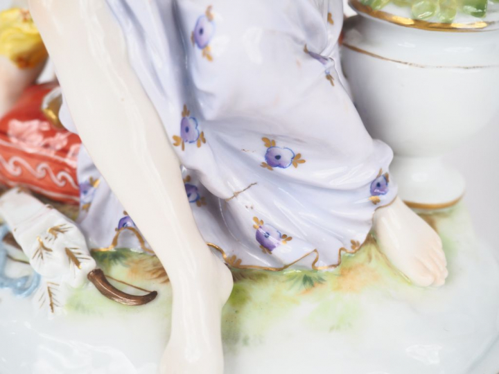 CAPODIMONTE. "Jeune fille et l'amour". Groupe en porcelaine polychrome