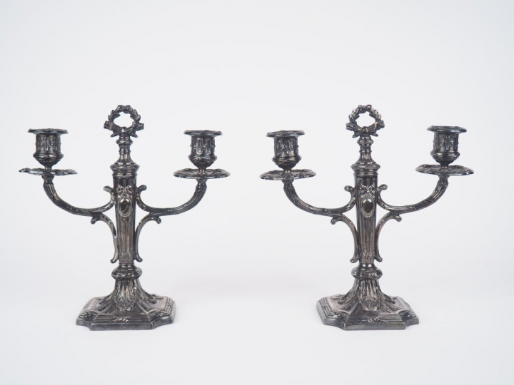 Paire de bougeoirs doubles de style Louis XVI en métal argenté, à déco