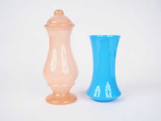 Vente aux enchères Pot couvert en opaline rose. H. 32 cm. On y joint un vase en opaline b